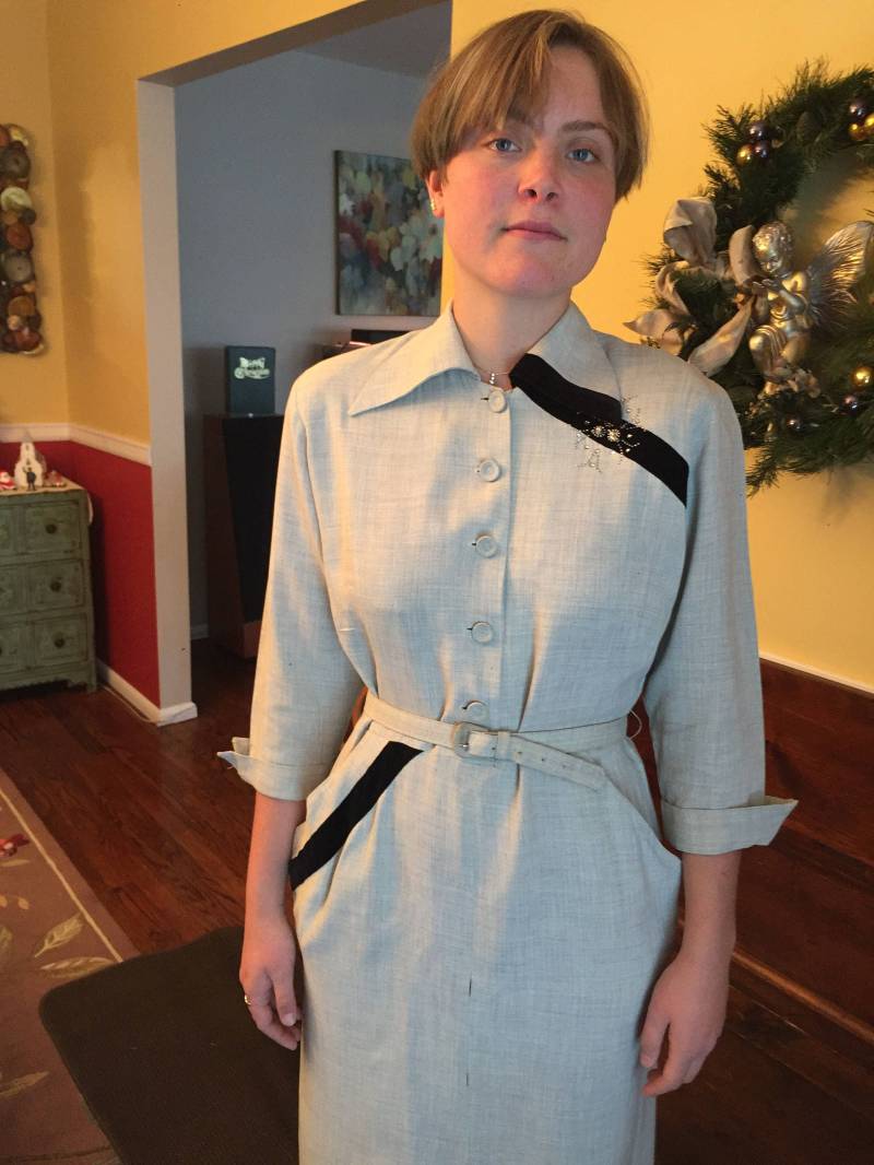 Vintage Linen Kleid Mit Samt Trim Und Verzierungen von OldNewMadeforYou