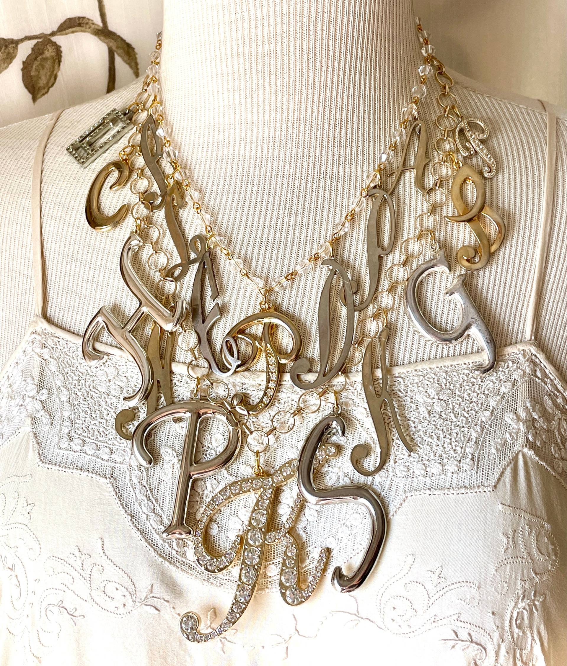 Atemberaubende Vintage Initiale Brosche Zusammenstellung Halskette Gold Statement Multistrang Krone Trifari Mamselle Sarah Coventry Monet Antik von OldNouveau