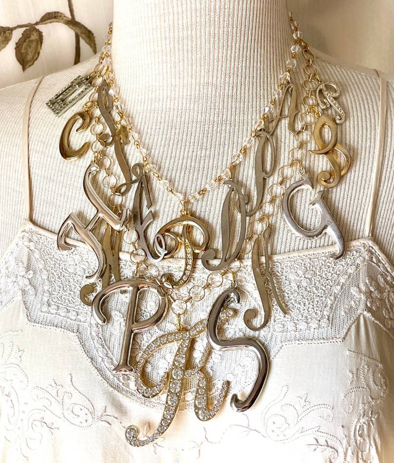 Atemberaubende Vintage Initiale Brosche Zusammenstellung Halskette Gold Statement Multistrang Krone Trifari Mamselle Sarah Coventry Monet Antik von OldNouveau