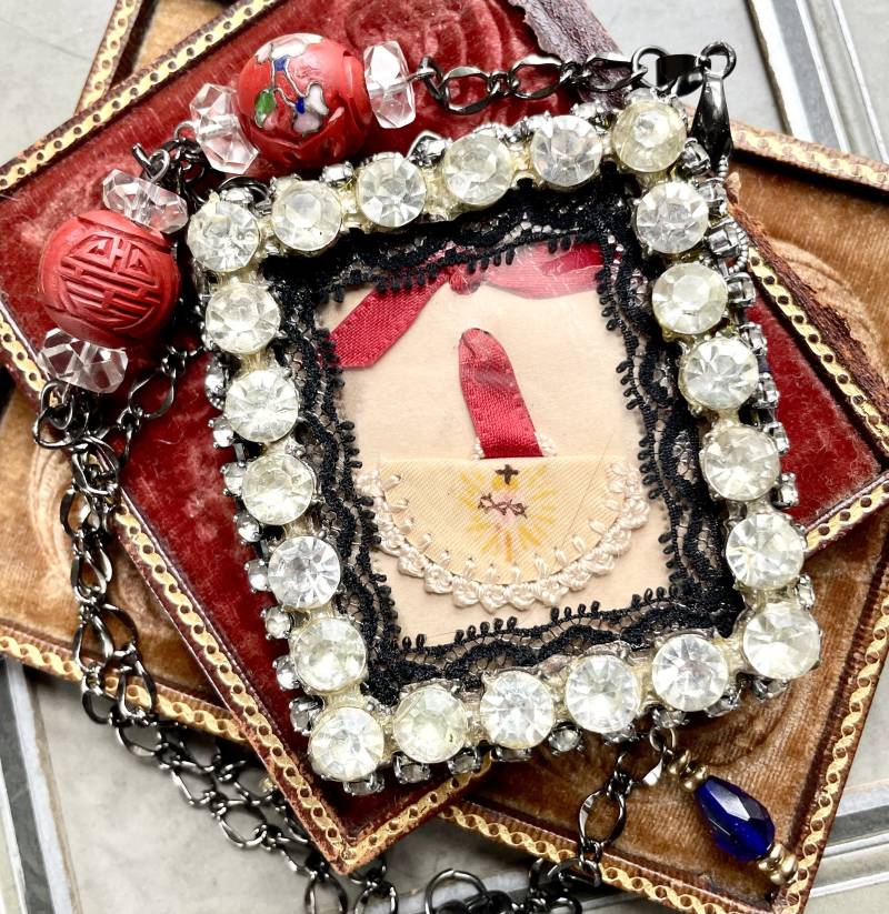 Blumen Aus Dem Heiligen Land Devotionalien Zusammenstellung Halskette Religiös, Spiritueller Vintage Reliquienschrein Zweckentfremdet von OldNouveau