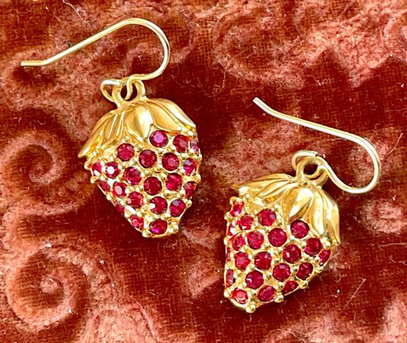 Erdbeere Vintage Button Ohrringe Juwel Strass Rosa Rot Metall Obst Blumen Pflanzen Goldton von OldNouveau