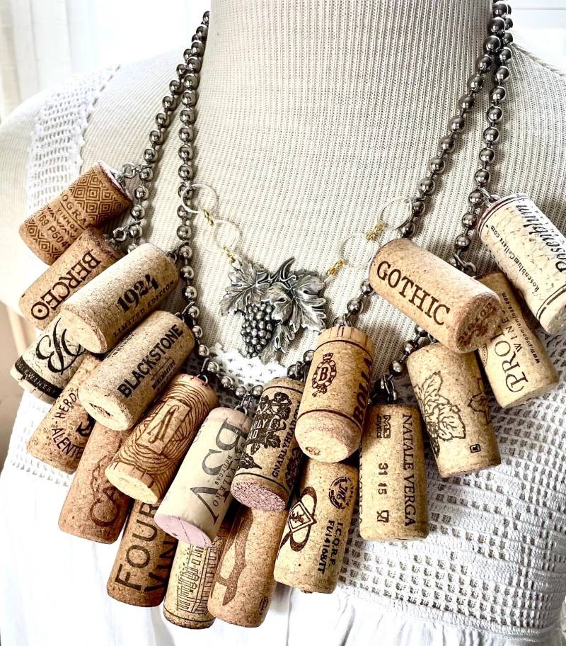 Fabelhafte Weinliebhaber Kork Statement Halskette Weinrebe Pin Brosche Dekanter Tag Zusammenstellung Genießer Cocktailparty Weinprobe von OldNouveau