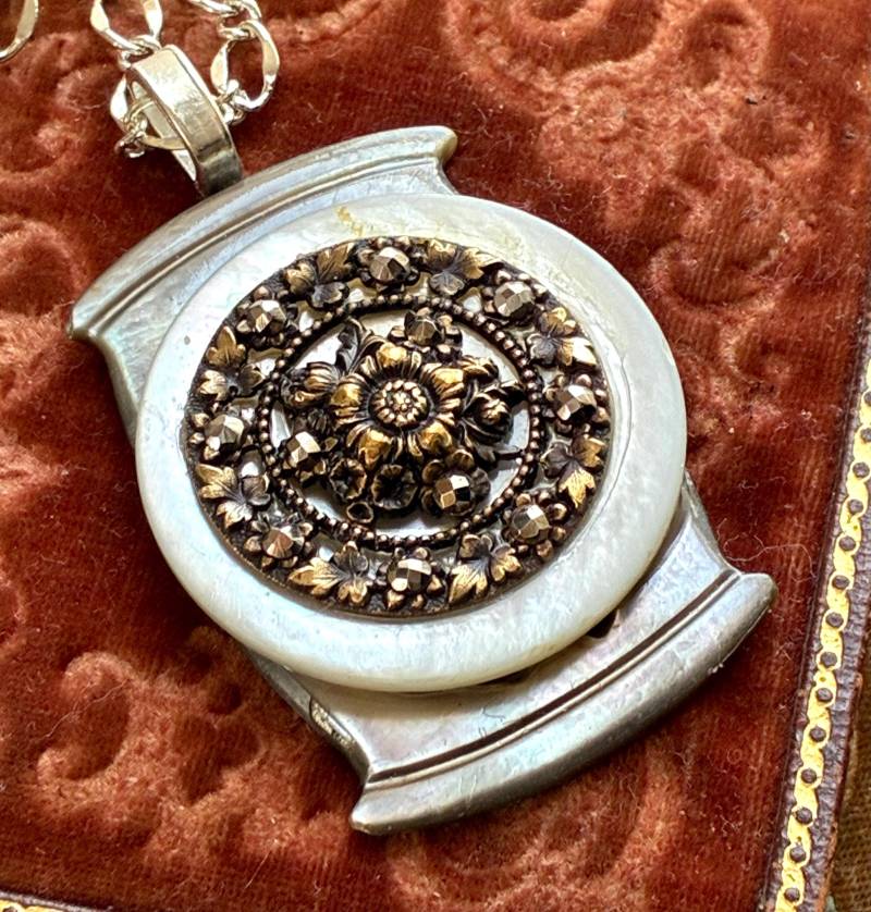 Große Durchbohrte Messing Stahl Cut Knopf Zusammenstellung Halskette Perlmuttanhänger Vintage Antiker Schmuck Zweckentfremdet Elegant von OldNouveau