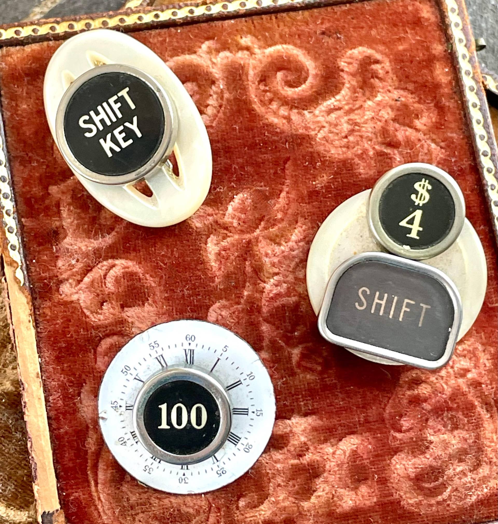 Ihre Auswahlschreibmaschine Schlüssel Brosche, Vintage Schmuck, Original Zweckentfremdet, Recycelt, Steampunk Schwarz Weiß Montage von OldNouveau