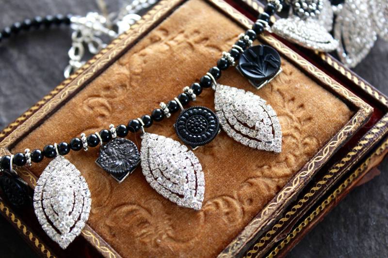 Strass Kette Schwarz Glas Knöpfe Assementation Antike Hochzeit Braut Vintage-Schmuck Statement Zweckentfremdet Atemberaubenden Bling Marquise von OldNouveau