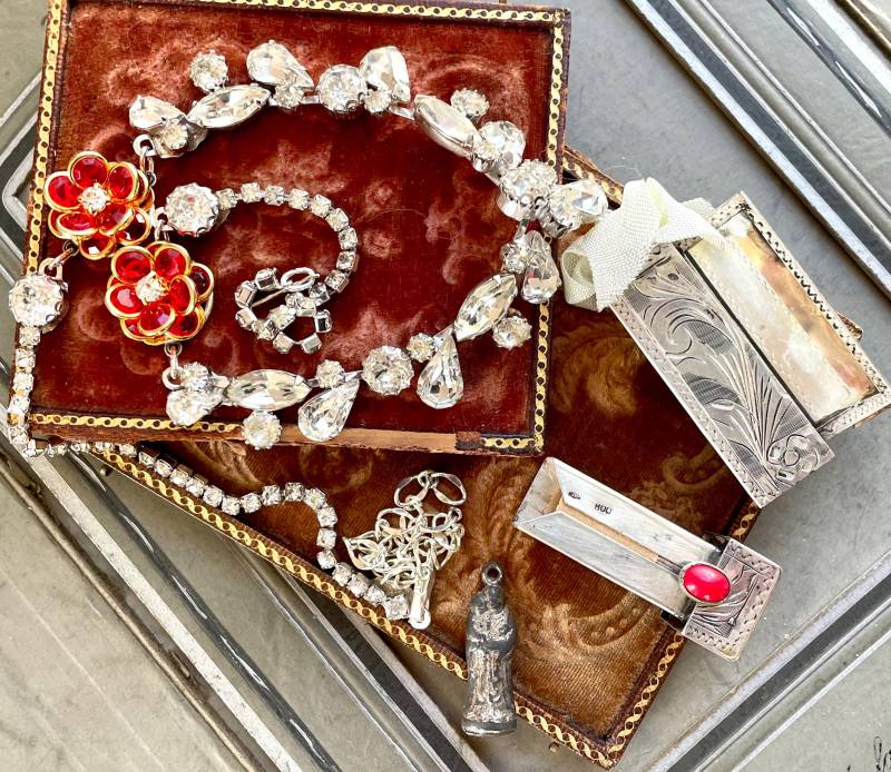 Vintage 800 Silber Reliquiar Lippenstift Etui Anhänger Graviert Pop Up Flip Spiegel Roter Stein Maria Jesus Statuette Antike Halskette von OldNouveau