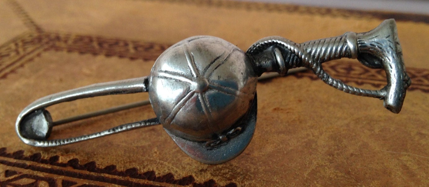 Elias Feinsilber Pewter Reithut Und Peitsche Cravatte Pin Elias Feinsilber Pewter Reithut Und Peitsche Cravatte Pin von OldPinkFarmHouse