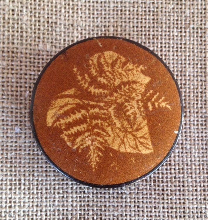 Vintage Tiny Pill Box - Gedrechseltes Holz Uhrenbox Blattdesign Ringbox Vintage Tiny Pill Box - Gedrechseltes Holz Uhrenbox Blattdesign Ringbox von OldPinkFarmHouse