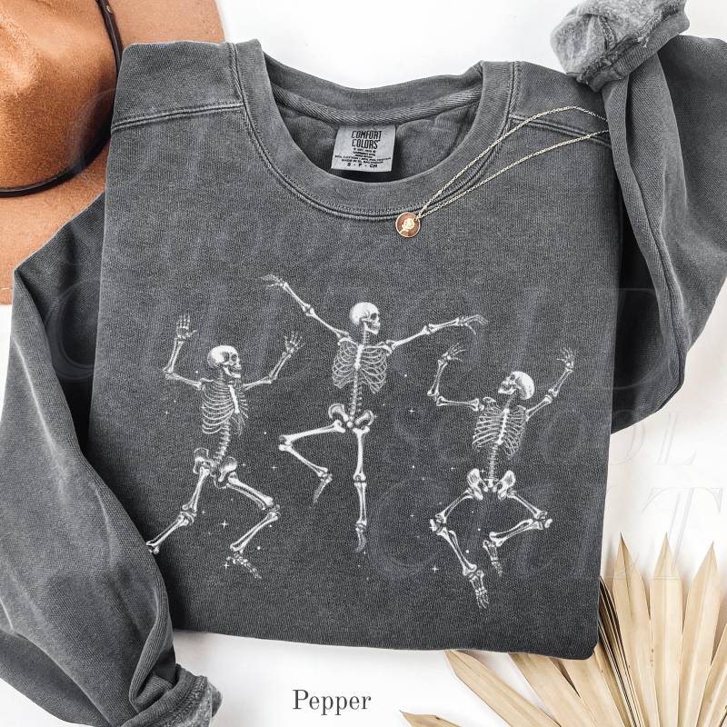 Dancing Skeletons Comfort Colors® Sweatshirt, Skeleton Crewneck Tanz Sweatshirt Für Frauen, Grunge Skull Unisex Top von OldSchoolCulture
