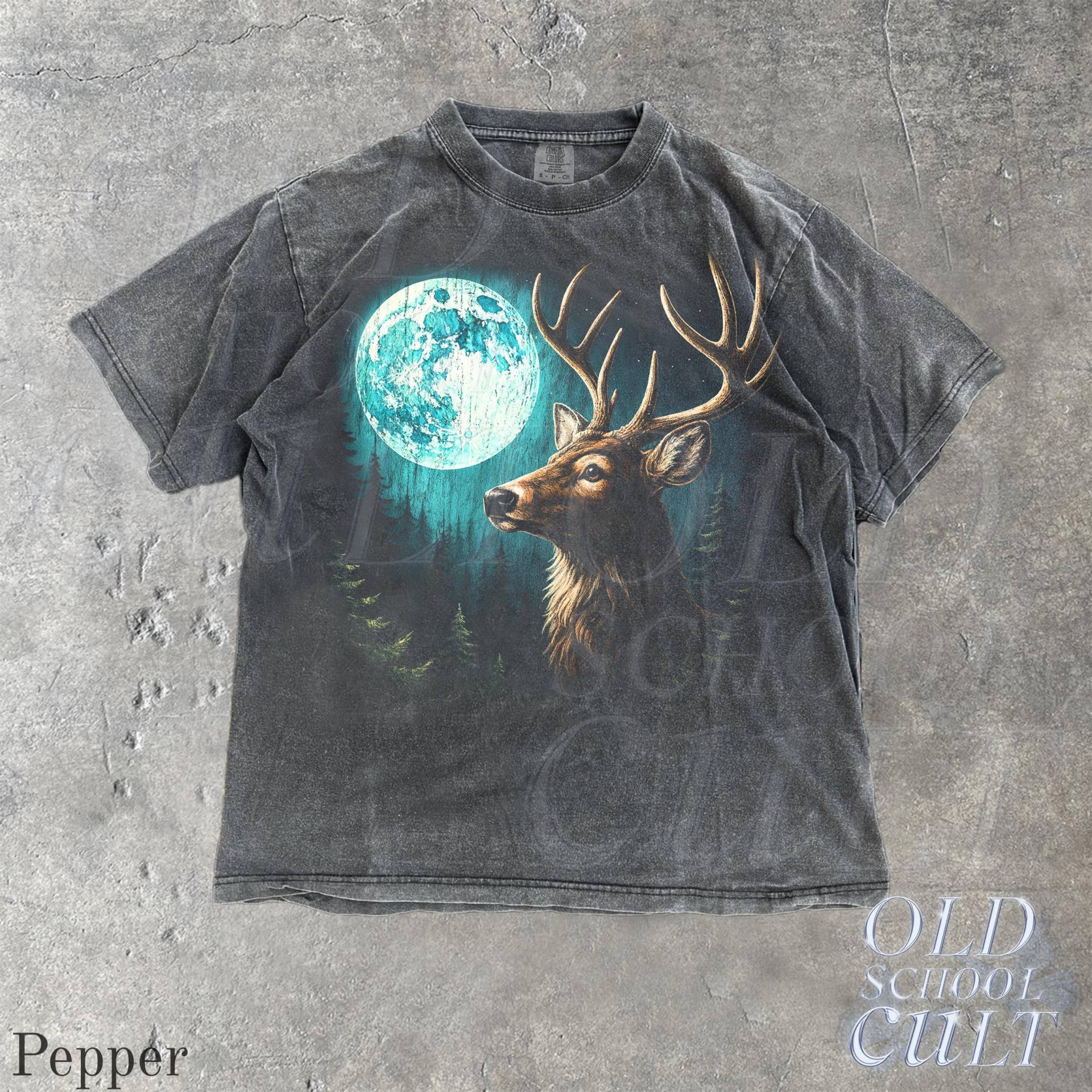 Deer Moon 90Er Jahre Forest Wildlife Grafik-T-Shirt, Mondschein Natur-T-Shirt, Comfort Colors® Pepper Shirt, Vintage Buck Wasserfall Top, Rustikales von OldSchoolCulture