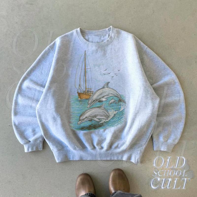 Delfine Segelboot Vintage 90Er Jahre Sweatshirt, Retro Ozean Pullover, Süßer Meerszene Geschenke, Kuscheliger Warmer Unisex Delpin Geschenke von OldSchoolCulture