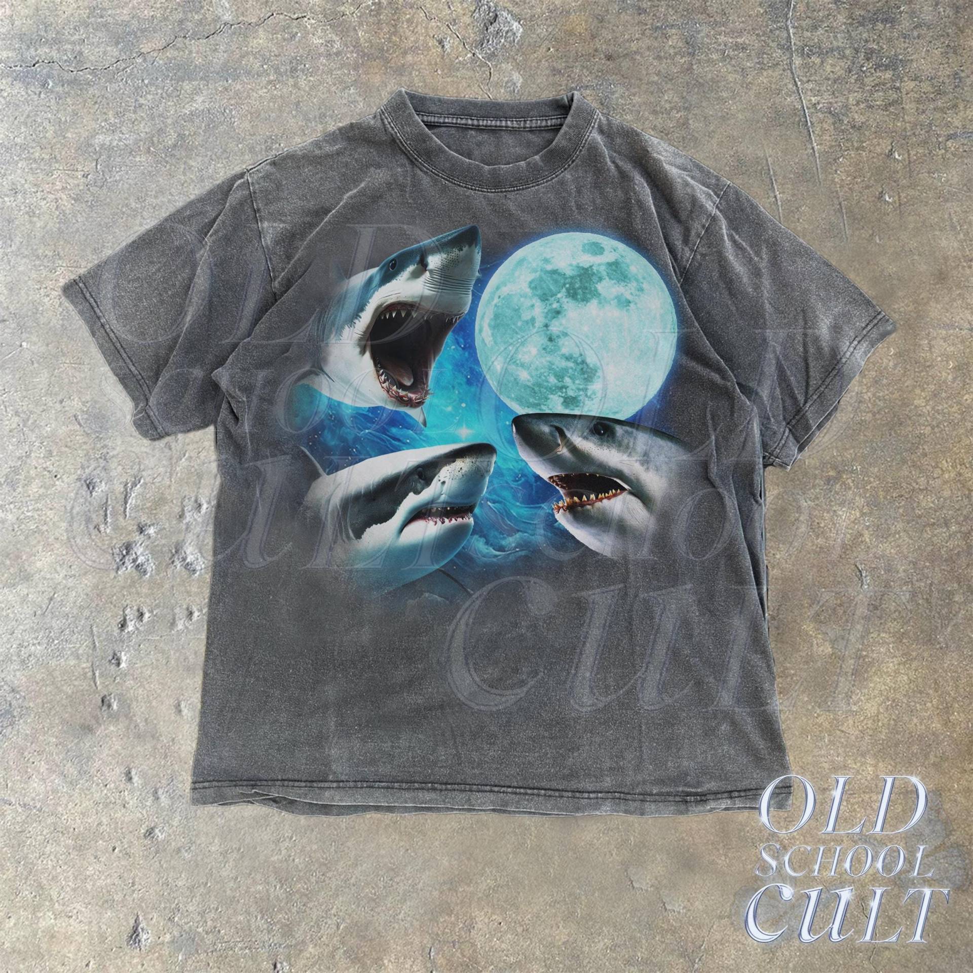 Drei Haie Vintage Grafik T-Shirts, Retro Hai Mond Tshirt, Skark Ozean Liebhaber, Grunge 90Er Jahre Sea Life Top, Übergroßes Gewaschenes T-Shirt Drei Haie Vintage Grafik T-Shirts, Retro Hai Mond Tshirt, Skark Ozean Liebhaber, Grunge 90Er Jahre Sea Life Top, Übergroßes Gewaschenes T-Shirt von OldSchoolCulture
