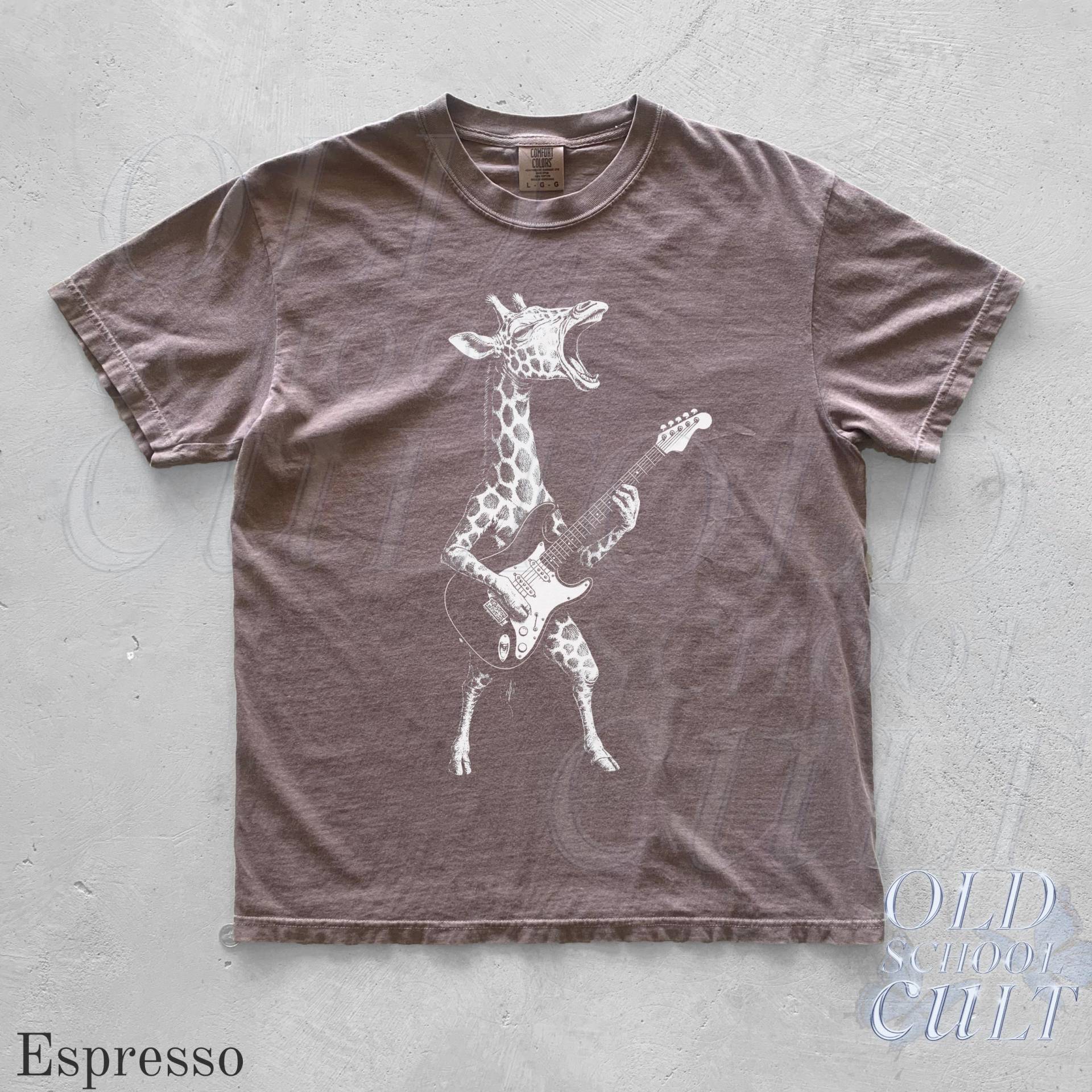 Giraffe Spielt Gitarre Comfort Colors® Shirt, Retro Tier Instrument Musik 90Er Jahre Gitarren-Liebhaber Geschenke, Lustiges T-Shirt von OldSchoolCulture