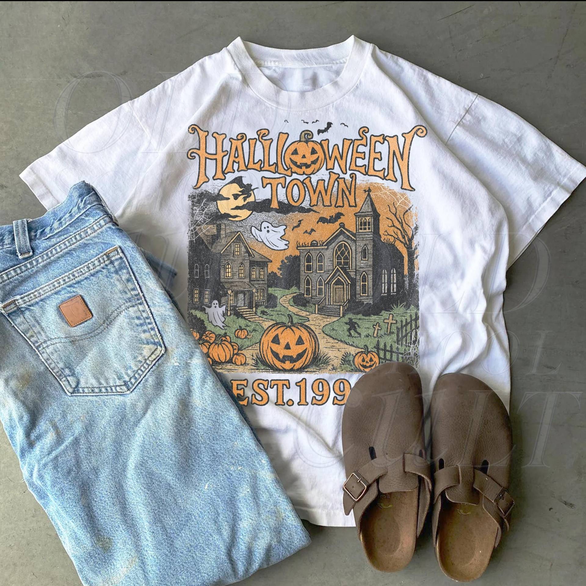 Halloweentown Est 1998 Vintage 90Er Jahre Stil Grafik-T-Shirt, Retro Halloween Universität Gruseliges Unisex Shirt, Gruselige Geschenke Halloweentown Est 1998 Vintage 90Er Jahre Stil Grafik-T-Shirt, Retro Halloween Universität Gruseliges Unisex Shirt, Gruselige Geschenke von OldSchoolCulture