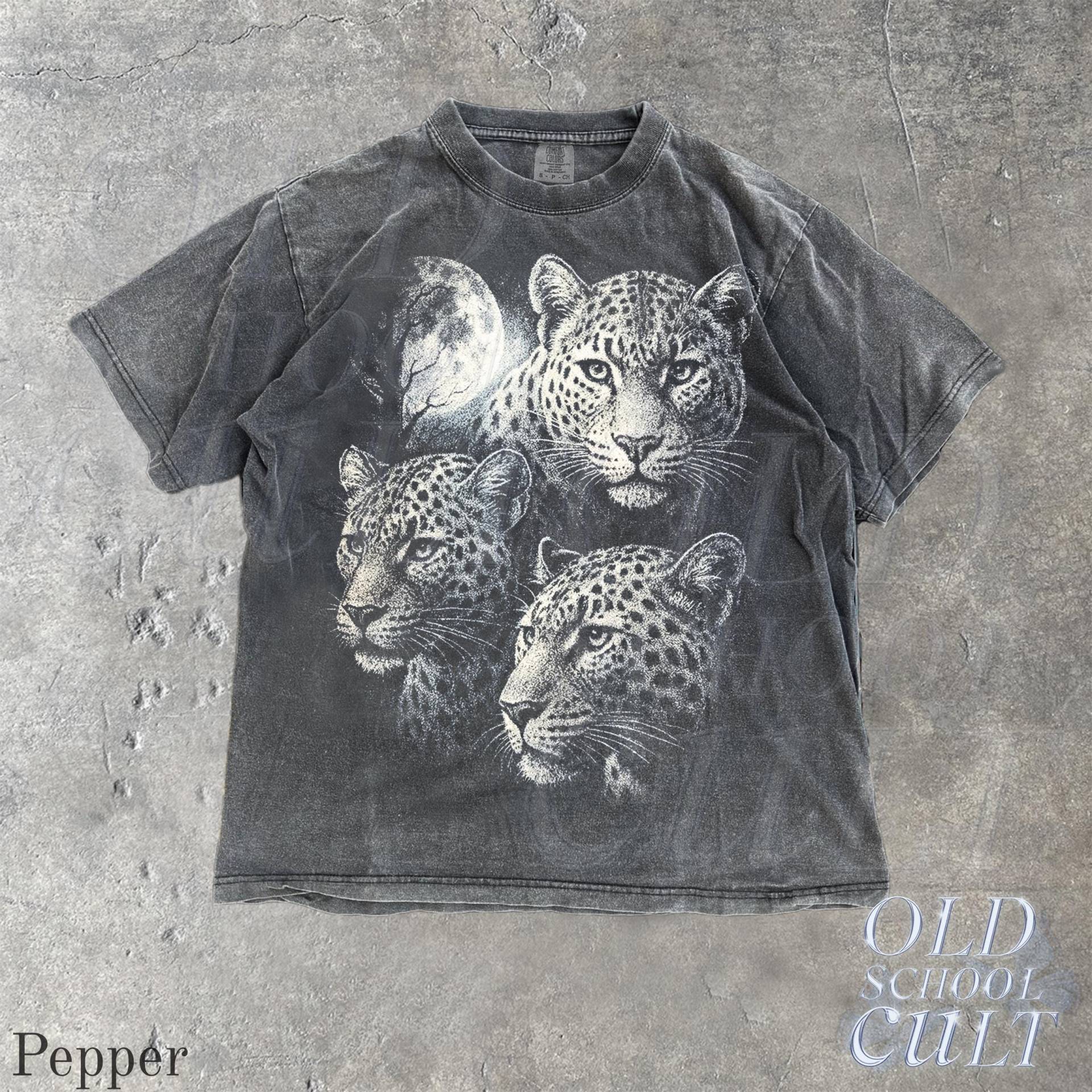 Leopard Wildlife Grafik-T-Shirt, Mond Dschungeltier T-Shirt, Comfort Colors® Pepper Shirt, Vintage Raubkatzenoberteil, Rustikales von OldSchoolCulture