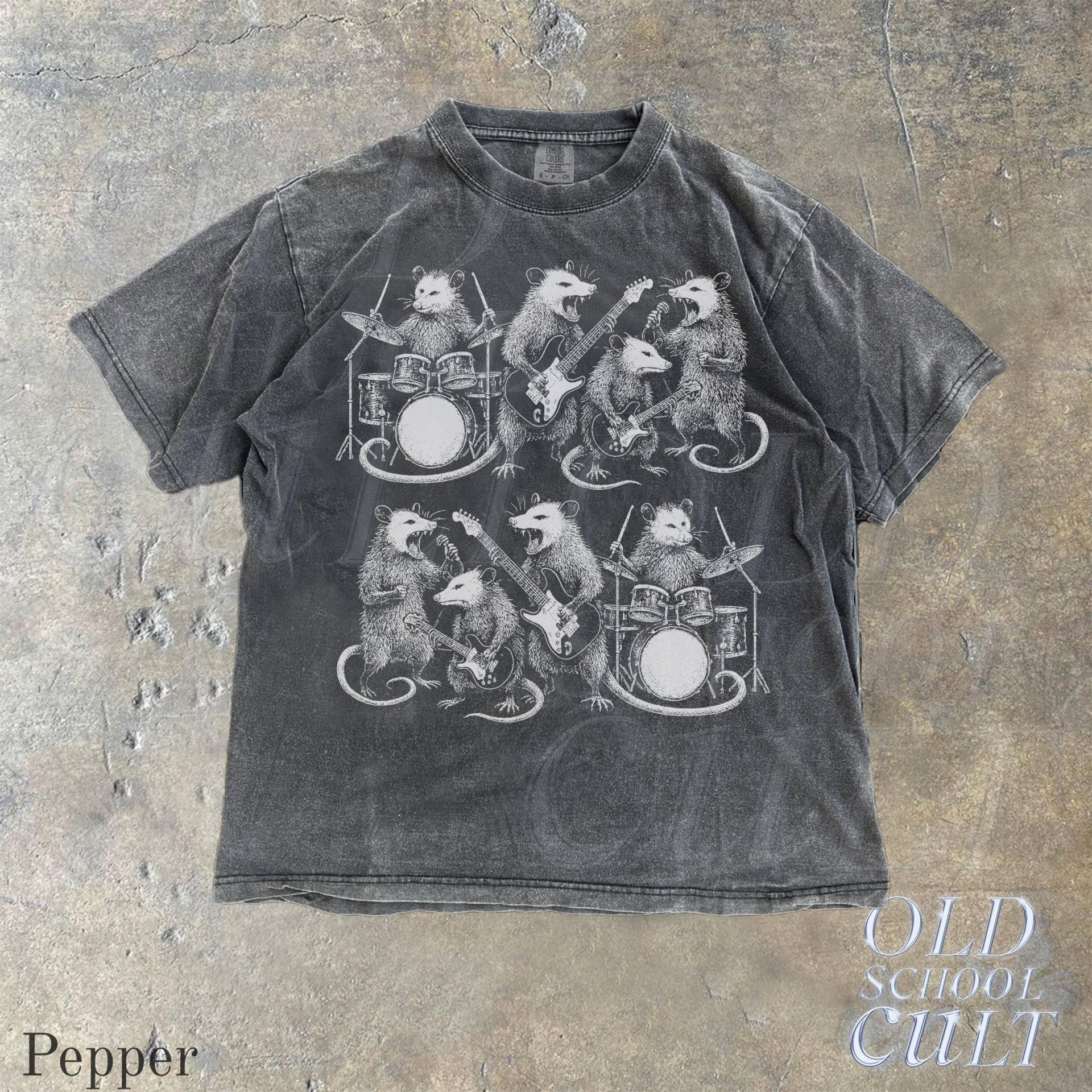 Opossum Rock Band Comfort Colors® Shirt, Retro Tier Spielt Instrument Musik 90Er Jahre Top, Liebhaber Geschenke, Lustiges T-Shirt von OldSchoolCulture