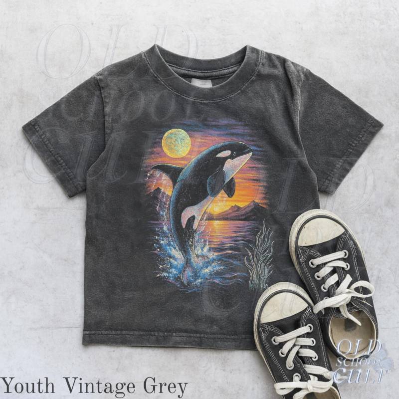 Orca Sunset Ocean Jugend Retro 90Er Jahre Shirt, Süße Kinder Kleidung, Boho Erwachsene, Kleinkind & T-Shirt, Familie Strand Shirt Orca Sunset Ocean Jugend Retro 90Er Jahre Shirt, Süße Kinder Kleidung, Boho Erwachsene, Kleinkind & T-Shirt, Familie Strand Shirt von OldSchoolCulture