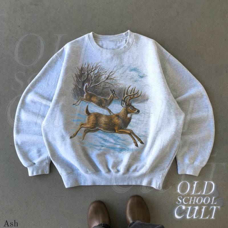 Retro Hirsch Winter Schnee Sweatshirt, 90Er Jahre Vintage Bergkiefern Dekorierte Cabins Outfit, Boho Unisex Rundhals Pullover von OldSchoolCulture