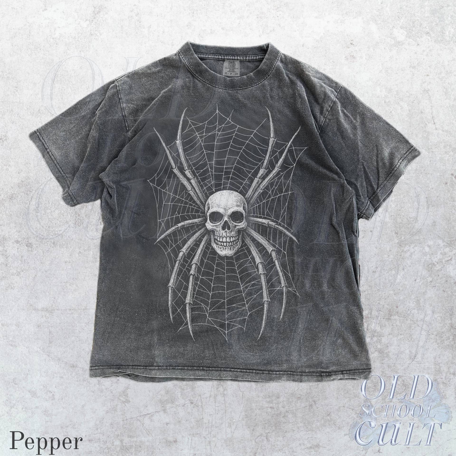 Schädel Spinne Vintage 90Er Jahre Stil Grafik-Shirt, Spinnennetz Comfort Colors® Y2K Goth Retro T-Shirt, 2000Er Emo Kleidung, Scary Streetwear von OldSchoolCulture