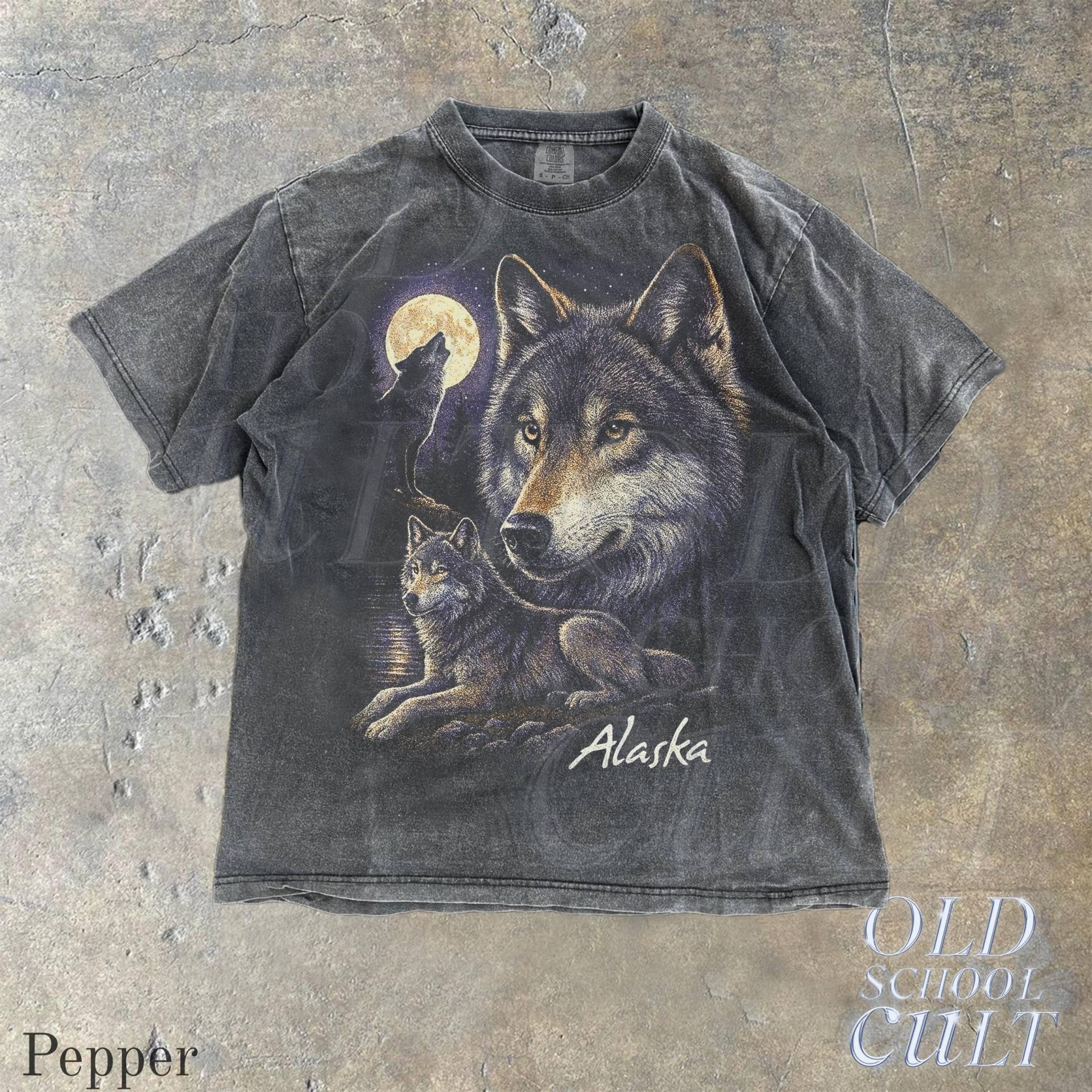 Wolf Alaska Vintage 90Er Jahre Grafikstil Comfort Colors® Tshirt, Grunge Retro Howling Faded Shirt, Wilde Natur Y2K Gothic, 2000Er Geschenk von OldSchoolCulture