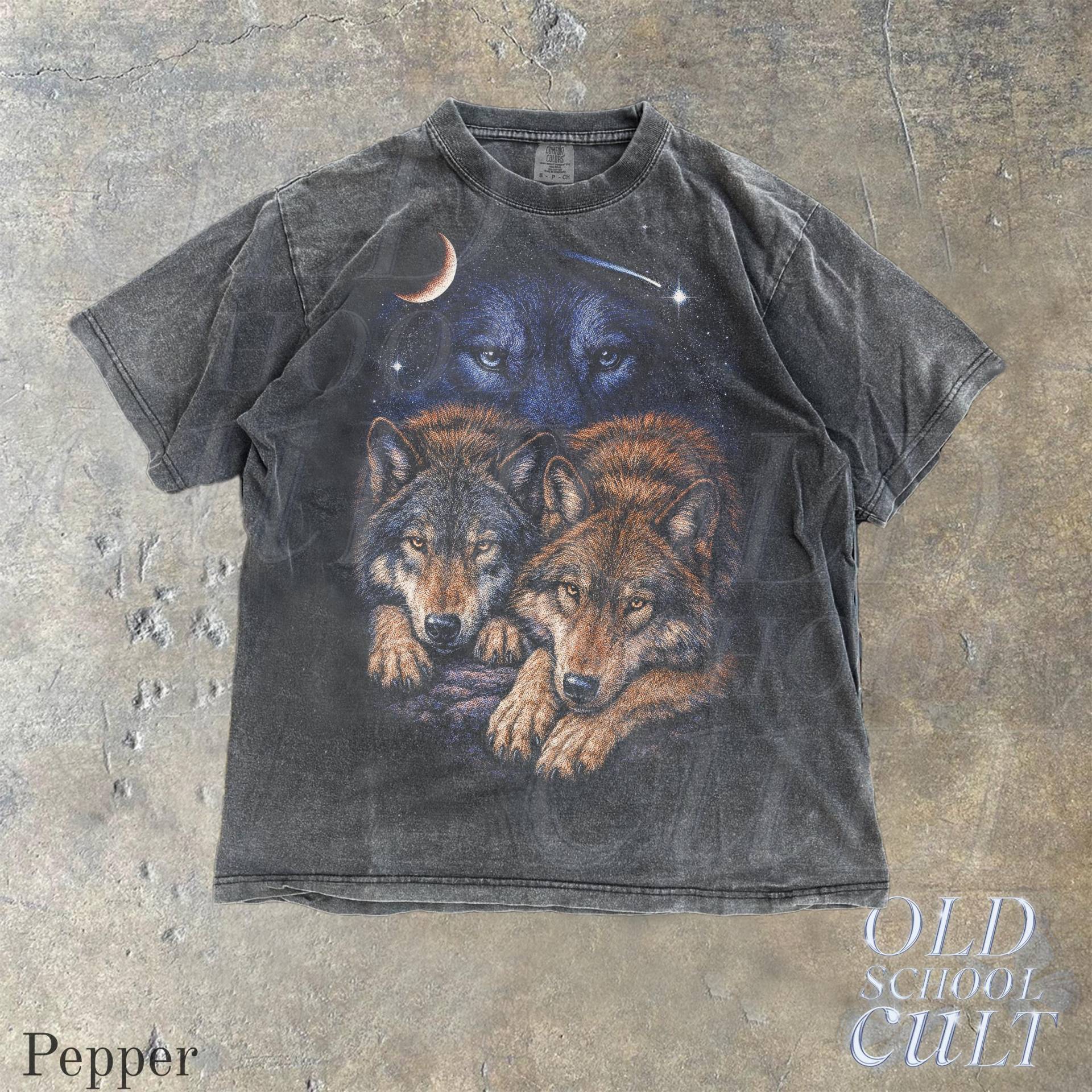 Wolf Vintage 90Er Jahre Grafikstil Comfort Colors® Tshirt, Grunge Retro Alpha Wölfe Verblasstes T-Shirt, Natur Mond Y2K Streetwear, 2000Er Geschenk von OldSchoolCulture