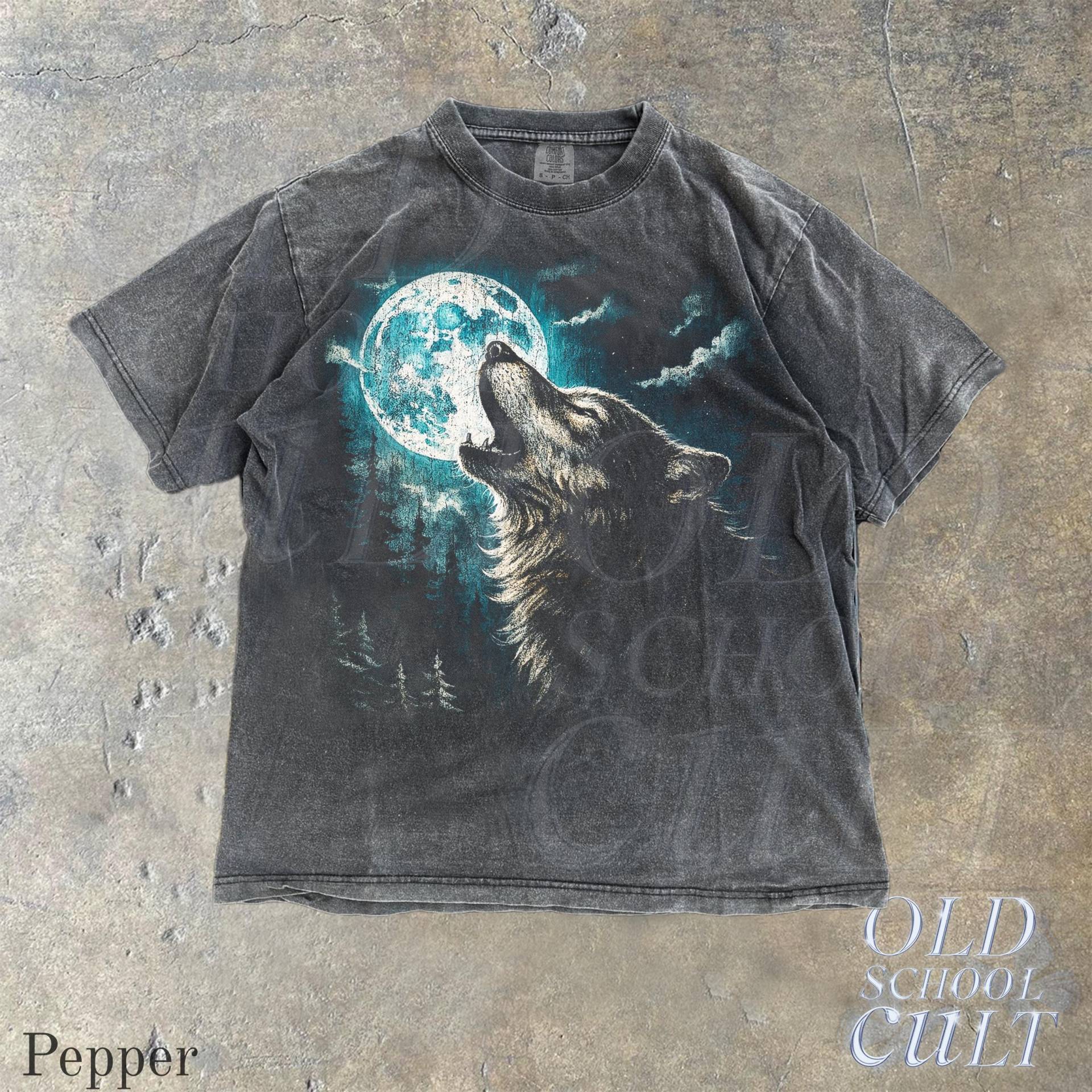 Wolf Vintage 90Er Jahre Grafikstil Comfort Colors® Tshirt, Grunge Retro Howling Faded T-Shirt, Natur Galaxy Y2K Streetwear, 2000Er Geschenk von OldSchoolCulture