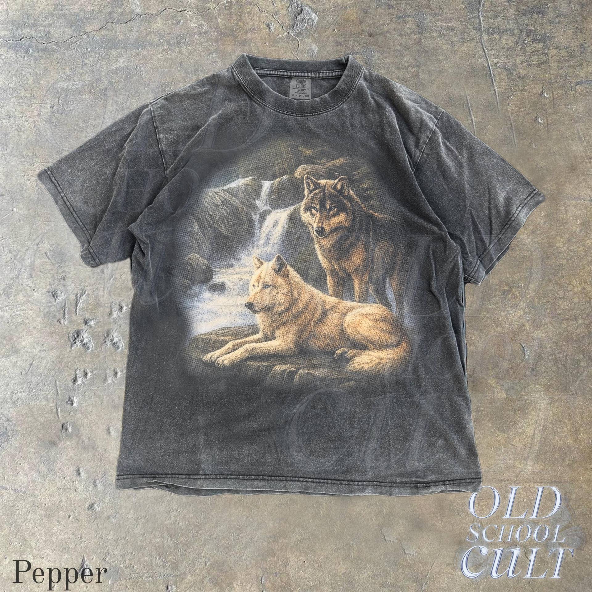 Wolf Vintage 90Er Jahre Grafikstil Comfort Colors® Tshirt, Grunge Retro Verblasstes T-Shirt, Wilde Natur Wasserfall Y2K Gothic, 2000Er Geschenk von OldSchoolCulture