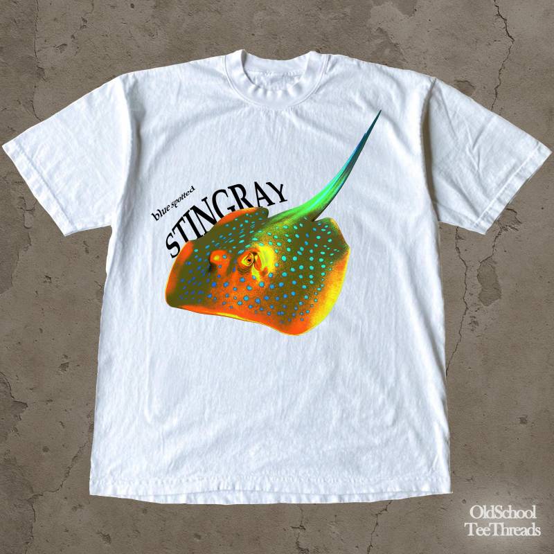 Blau Geflecktes Stingray Grafik-T-Shirt, Ozean-Design, Strand-Art-T-Stück, Retro Sealife-Hemd von OldSchoolTeeThreads