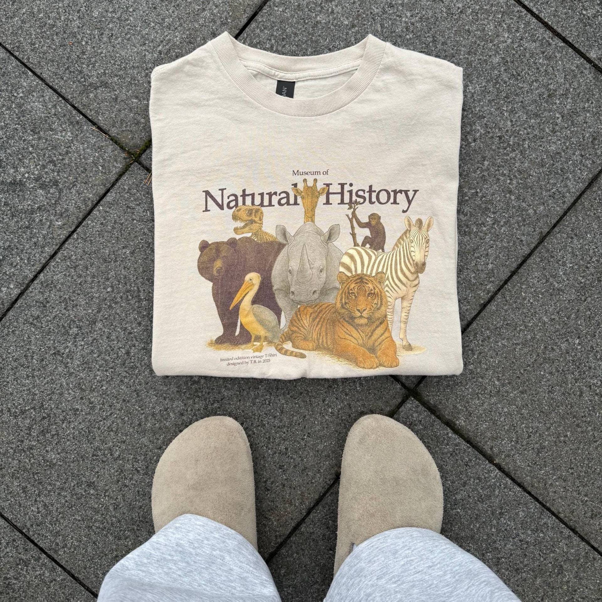 Vintage Wildlife Safari Tshirt, Retro Tier Grafik T-Shirt, Zoo Und Museum Gildan Baumwoll-Shirt Vintage Wildlife Safari Tshirt, Retro Tier Grafik T-Shirt, Zoo Und Museum Gildan Baumwoll-Shirt von OldSchoolTeeThreads