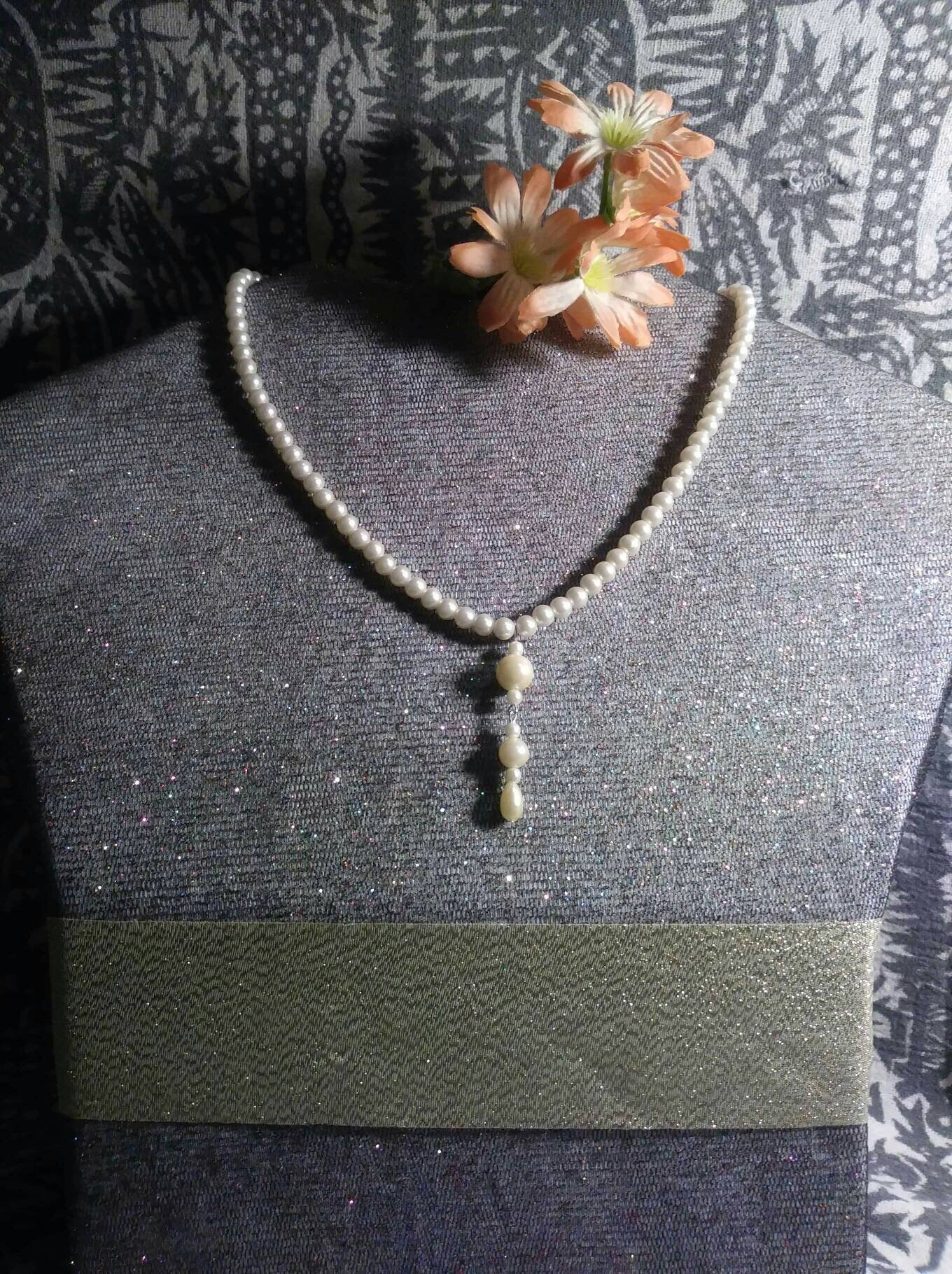 Bräute Einzelstrang Perlen Mit Hängenden Etwas Alten Neuen Und Blau Aufgearbeiteten Vintage Vintage-Mischables Von Künstlerin Heather Hutcheson Bräute Einzelstrang Perlen Mit Hängenden Etwas Alten Neuen Und Blau Aufgearbeiteten Vintage Vintage-Mischables Von Künstlerin Heather Hutcheson von OldStuffWeLike