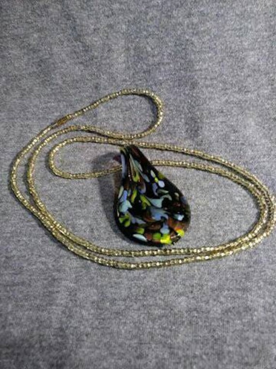 Glas Pendent Multi-Farbe-Halskette. Vintage Schmuck Neu Gestaltet Von Künstler Heather Hutcheson Bewegung In Glas Pendent Multi-Farbe-Halskette. Vintage Schmuck Neu Gestaltet Von Künstler Heather Hutcheson Bewegung In von OldStuffWeLike