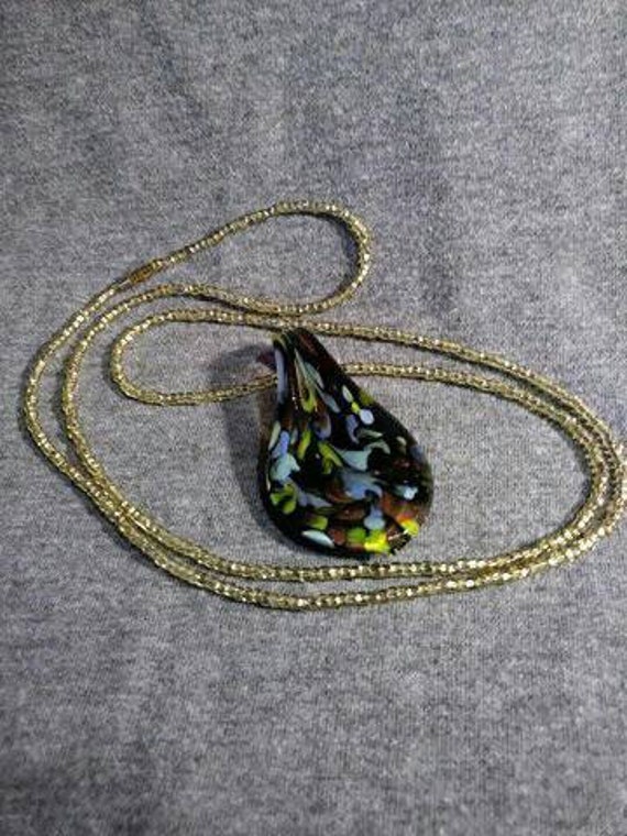 Glas Pendent Multi-Farbe-Halskette. Vintage Schmuck Neu Gestaltet Von Künstler Heather Hutcheson Bewegung In Glas Pendent Multi-Farbe-Halskette. Vintage Schmuck Neu Gestaltet Von Künstler Heather Hutcheson Bewegung In von OldStuffWeLike
