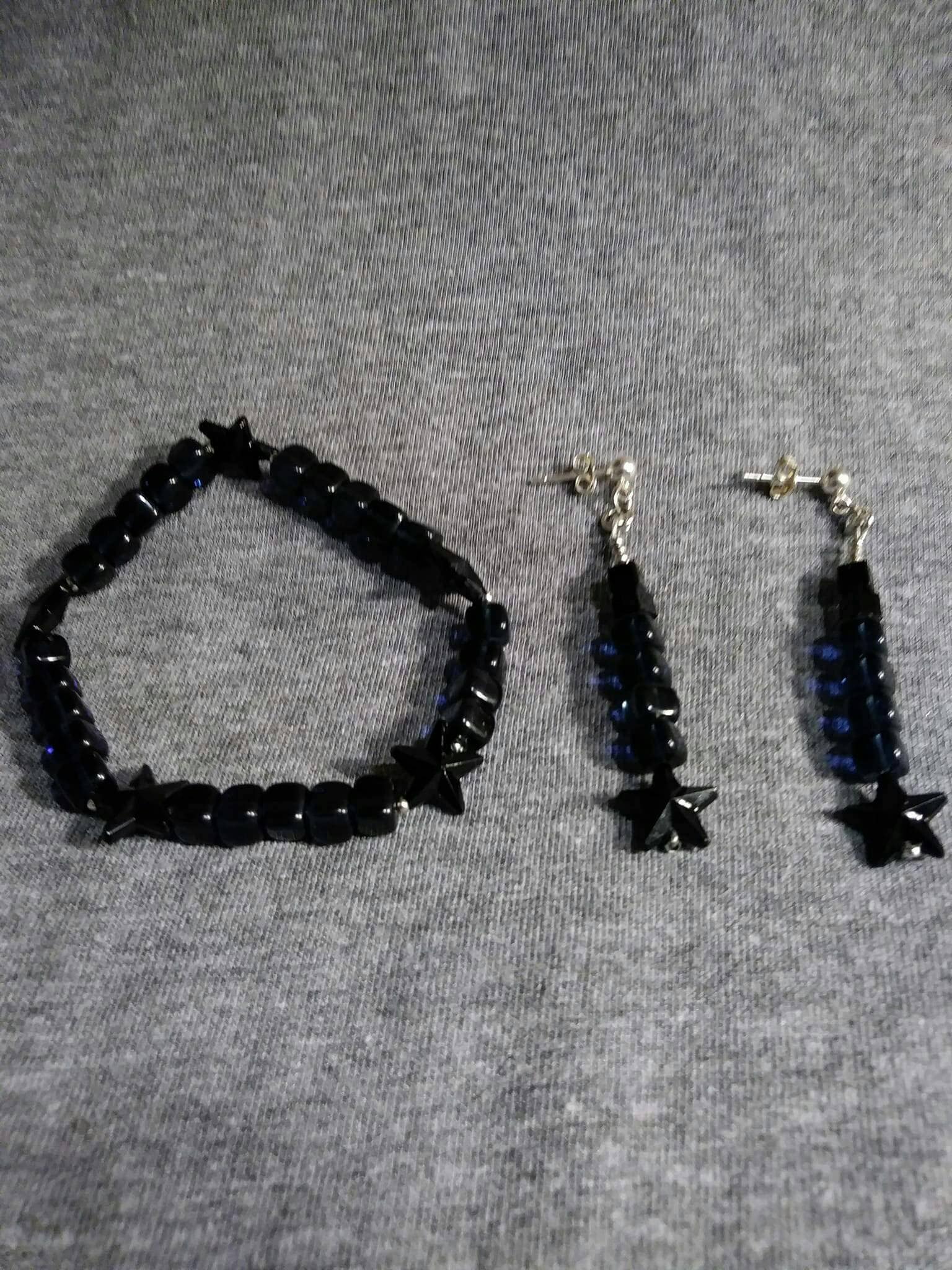 Kobalt-Armband Und Ohrringe. Jahrgang Bits Stücke, Die in Tragbare Kunst Verwandelt. Von Heather Hutcheson Gemischte Vintageabls Kobalt Moobeams Kobalt-Armband Und Ohrringe. Jahrgang Bits Stücke, Die in Tragbare Kunst Verwandelt. Von Heather Hutcheson Gemischte Vintageabls Kobalt Moobeams von OldStuffWeLike