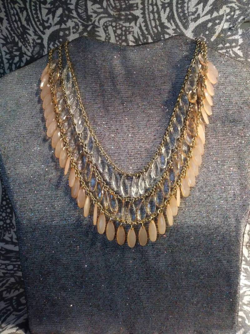 Layered Halskette Im Bib Stil Rosa Und Klar Lucite Vclm Tm. 80Er Jahre Layered Halskette Im Bib Stil Rosa Und Klar Lucite Vclm Tm. 80Er Jahre von OldStuffWeLike