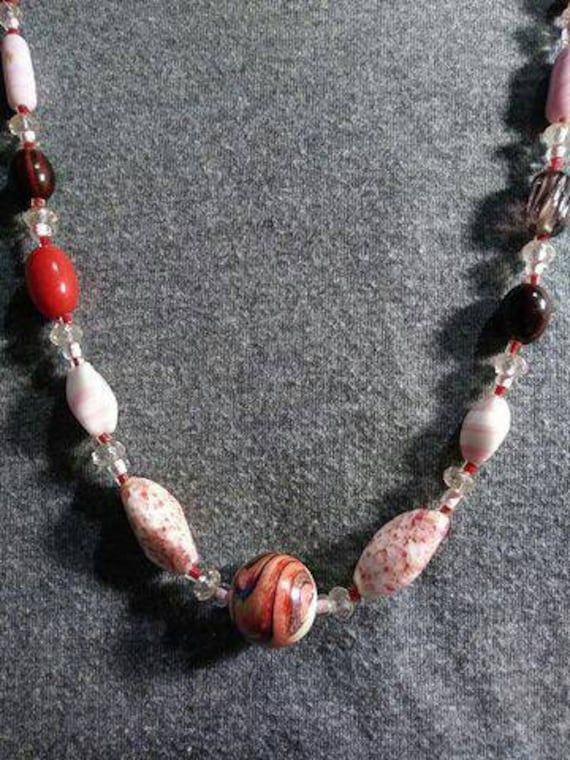 Rosa Mischung Perlen Halskette Und Ohrringe-Set. Handgefertigt Ein Unieines. Von Künstler Heather Hutcheson Limonade Rosa Mischung Perlen Halskette Und Ohrringe-Set. Handgefertigt Ein Unieines. Von Künstler Heather Hutcheson Limonade von OldStuffWeLike