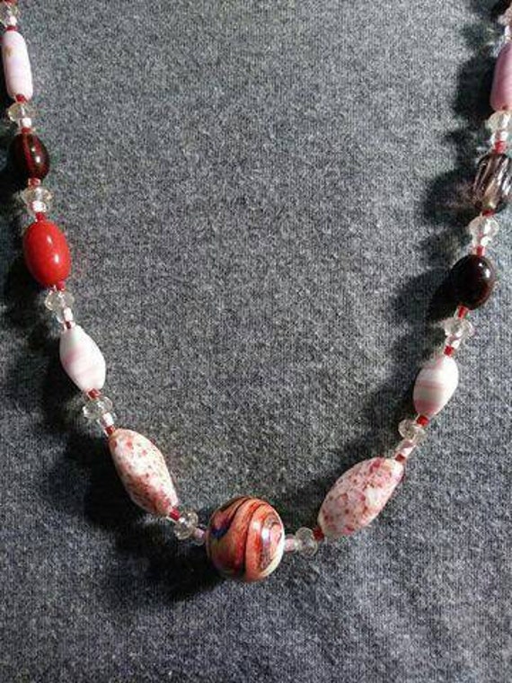 Rosa Mischung Perlen Halskette Und Ohrringe-Set. Handgefertigt Ein Unieines. Von Künstler Heather Hutcheson Limonade Rosa Mischung Perlen Halskette Und Ohrringe-Set. Handgefertigt Ein Unieines. Von Künstler Heather Hutcheson Limonade von OldStuffWeLike