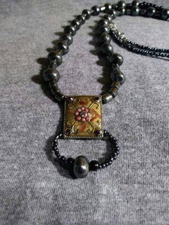 Vintage Schmuck Midnight Dreams, Hämatit Perlen Mit Einem Cloisonné-Pendent. Gemischte Vintageables Von Heather Hutcheson Vintage Schmuck Midnight Dreams, Hämatit Perlen Mit Einem Cloisonné-Pendent. Gemischte Vintageables Von Heather Hutcheson von OldStuffWeLike
