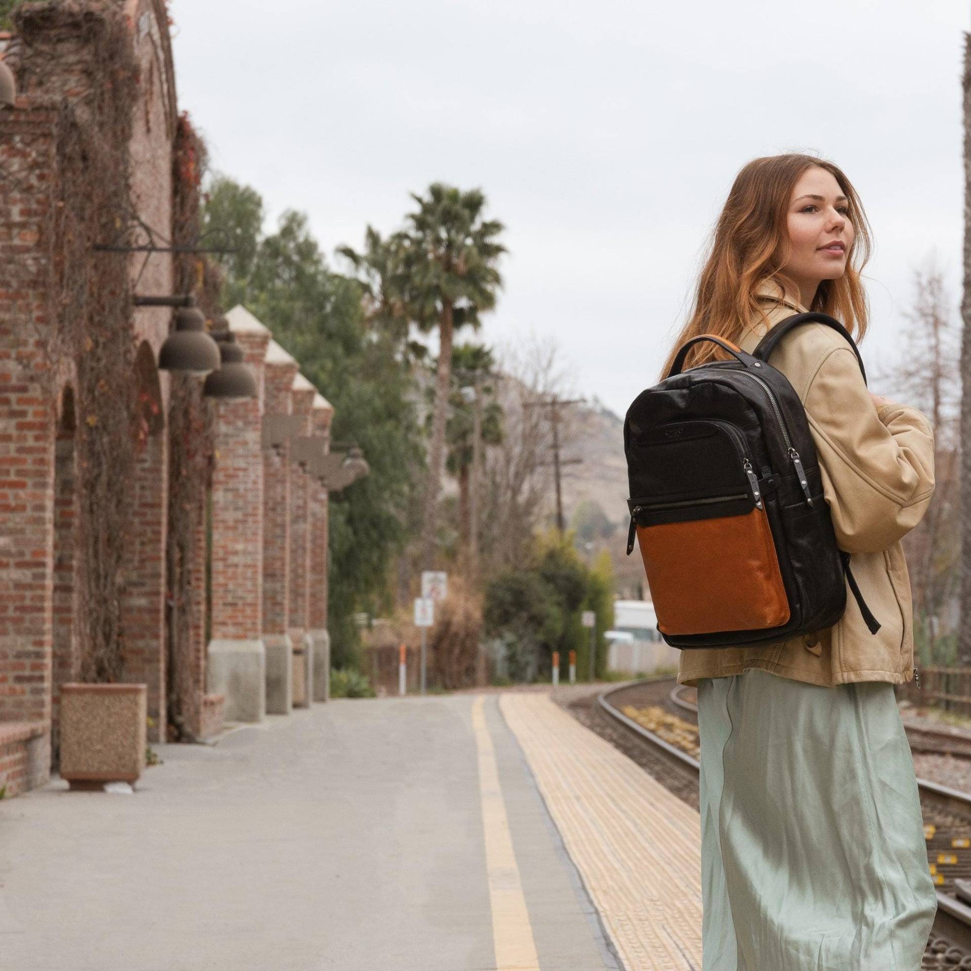 Handgefertigte Echtleder-Rucksack Zweifarbige Reisetasche Handgefertigte Echtleder-Rucksack Zweifarbige Reisetasche von OldTrendBrand