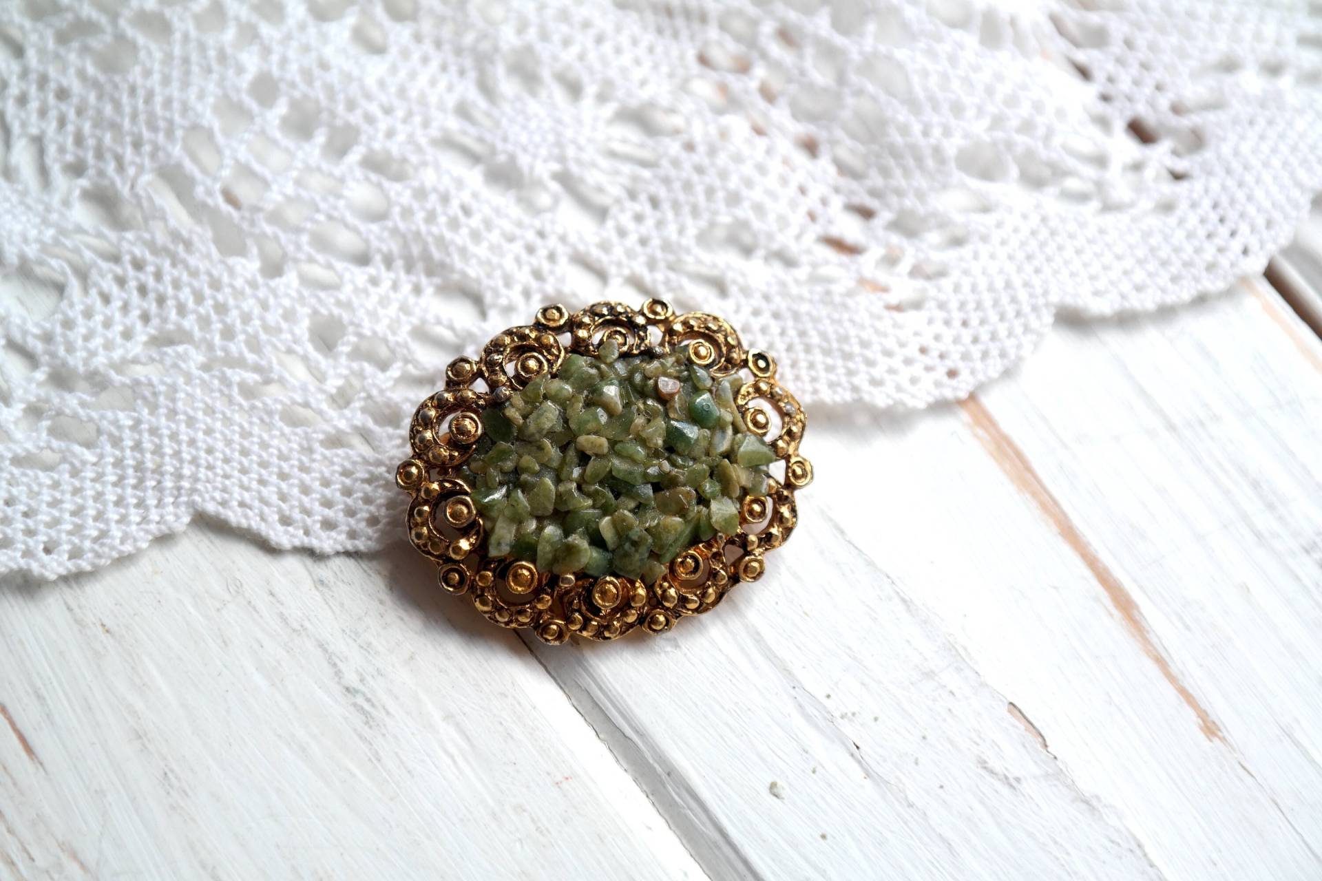 Oval Grün Edelsteine Brosche Vintage Schmuck Russland Ukraine Shop Edelstein Pin Achat Chip Goldton Oval Grün Edelsteine Brosche Vintage Schmuck Russland Ukraine Shop Edelstein Pin Achat Chip Goldton von OldTrunkFinds