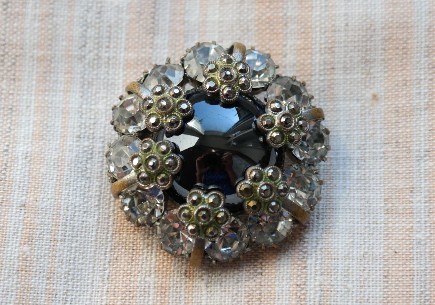 Vintage Brosche Rund Schwarz Stein Ukraine Geschäfte Gothic Schmuck Kragenbrosche Antique Modeschmuck Strass Blume Dunkel Academia Vintage Brosche Rund Schwarz Stein Ukraine Geschäfte Gothic Schmuck Kragenbrosche Antique Modeschmuck Strass Blume Dunkel Academia von OldTrunkFinds