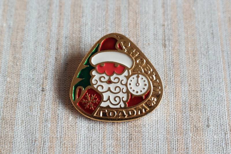 Vintage Emaille Brosche Ukraine Geschäfte Gold Weihnachten Pin Santa Weihnachtsbrosche Einzigartige Rote Neujahr Vintage Emaille Brosche Ukraine Geschäfte Gold Weihnachten Pin Santa Weihnachtsbrosche Einzigartige Rote Neujahr von OldTrunkFinds