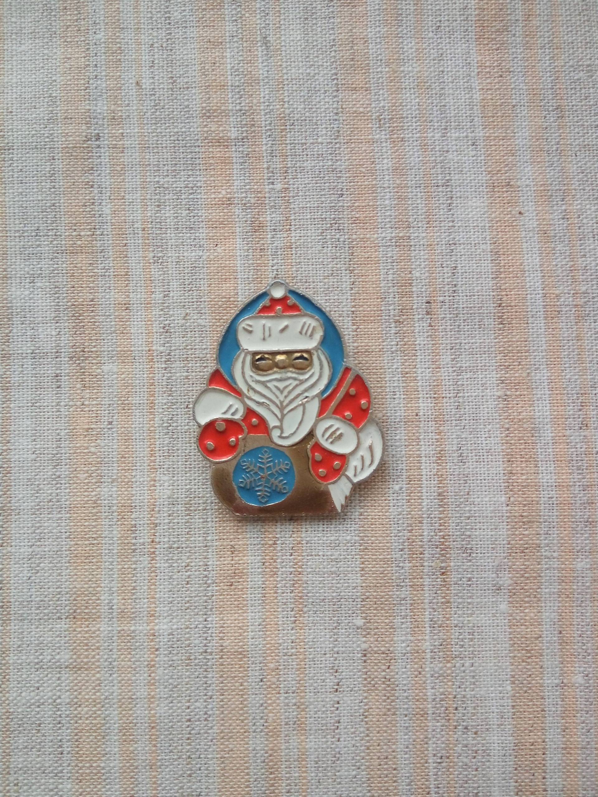Vintage Weihnachtsmann Emaille Pin Ukraine Geschäfte Retro Weihnachten Abzeichen Swarovski Schmuck Rucksack Brosche Ded Moroz Vintage Weihnachtsmann Emaille Pin Ukraine Geschäfte Retro Weihnachten Abzeichen Swarovski Schmuck Rucksack Brosche Ded Moroz von OldTrunkFinds
