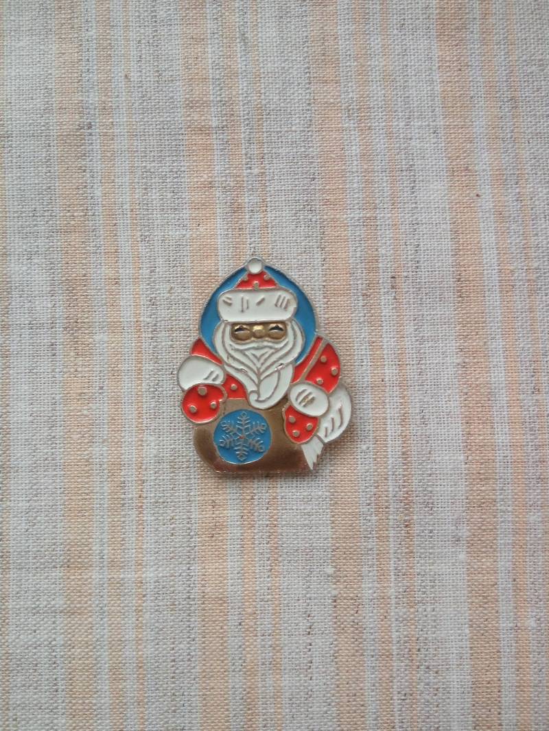Vintage Weihnachtsmann Emaille Pin Ukraine Geschäfte Retro Weihnachten Abzeichen Swarovski Schmuck Rucksack Brosche Ded Moroz Vintage Weihnachtsmann Emaille Pin Ukraine Geschäfte Retro Weihnachten Abzeichen Swarovski Schmuck Rucksack Brosche Ded Moroz von OldTrunkFinds