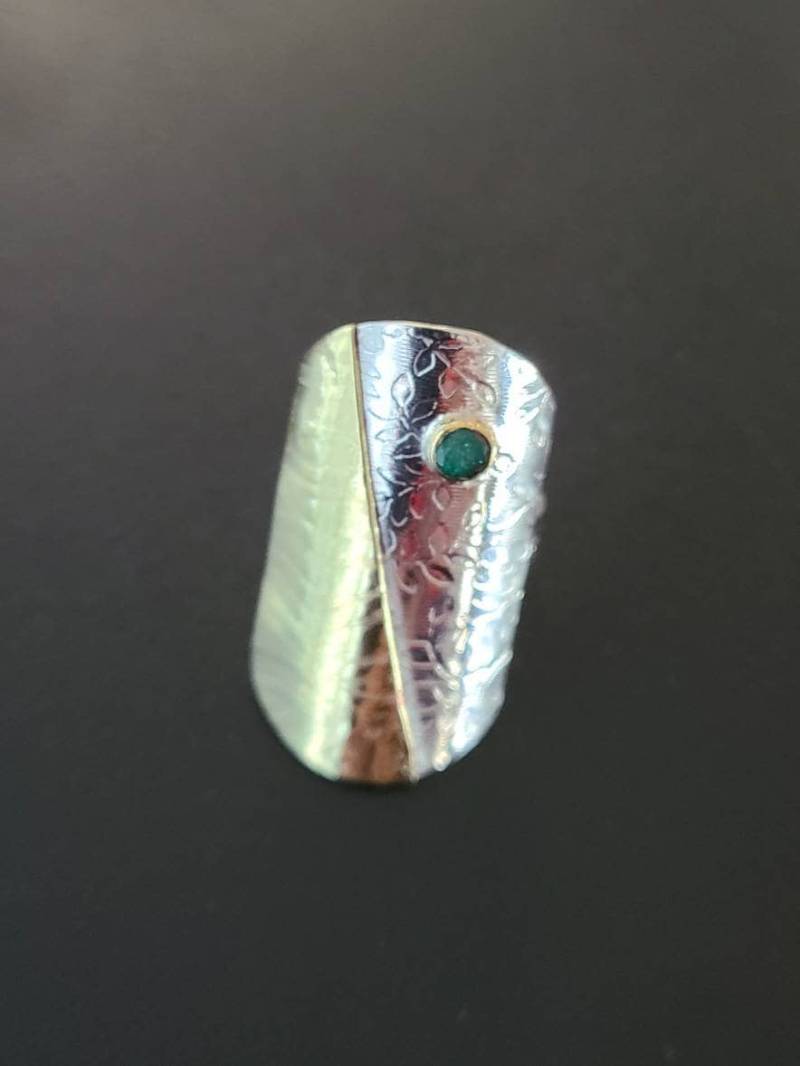 Unikat Moderne Hand Gefertigte Zweifarbige 925 Silber Und Messing Smaragd Längliche Ring Größe 7, Von Sulan Unikat Moderne Hand Gefertigte Zweifarbige 925 Silber Und Messing Smaragd Längliche Ring Größe 7, Von Sulan von OldandNewwithaTwist