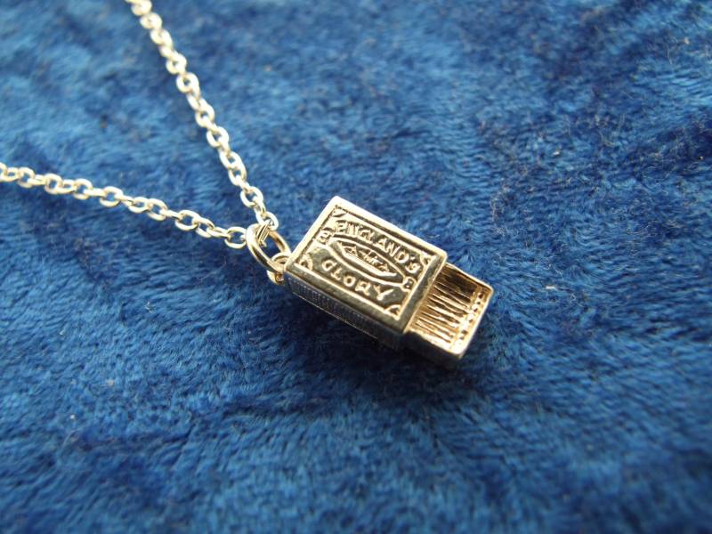 England's Glory Streichholzschachtel Charme Anhänger Halskette, Sterling Silber, Englisch Charm Halskette England's Glory Streichholzschachtel Charme Anhänger Halskette, Sterling Silber, Englisch Charm Halskette von OldeBritonJewellery