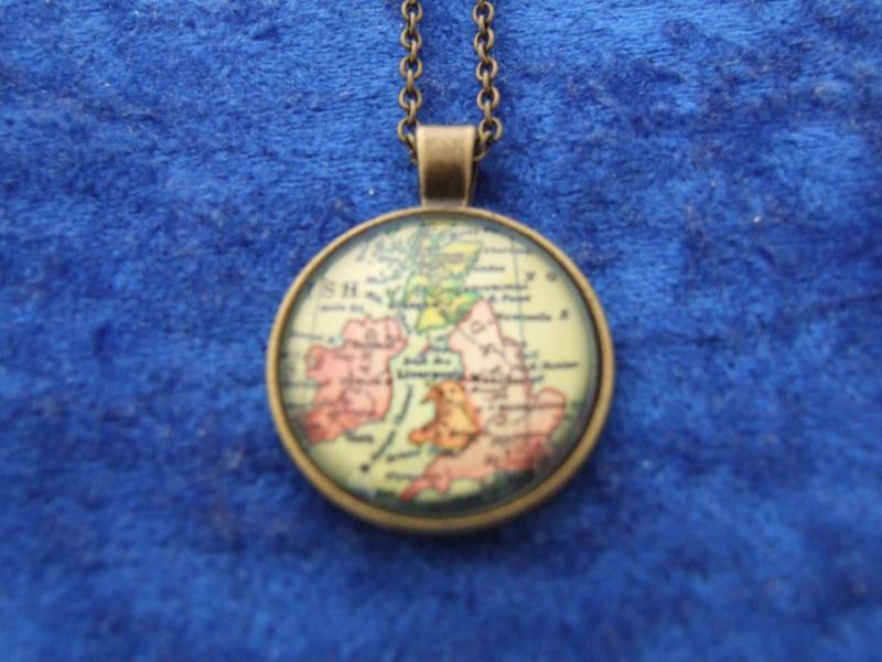 Landkarte Großbritannien Charm Anhänger in Bronze, Britisch Landkarte Großbritannien Charm Anhänger in Bronze, Britisch von OldeBritonJewellery