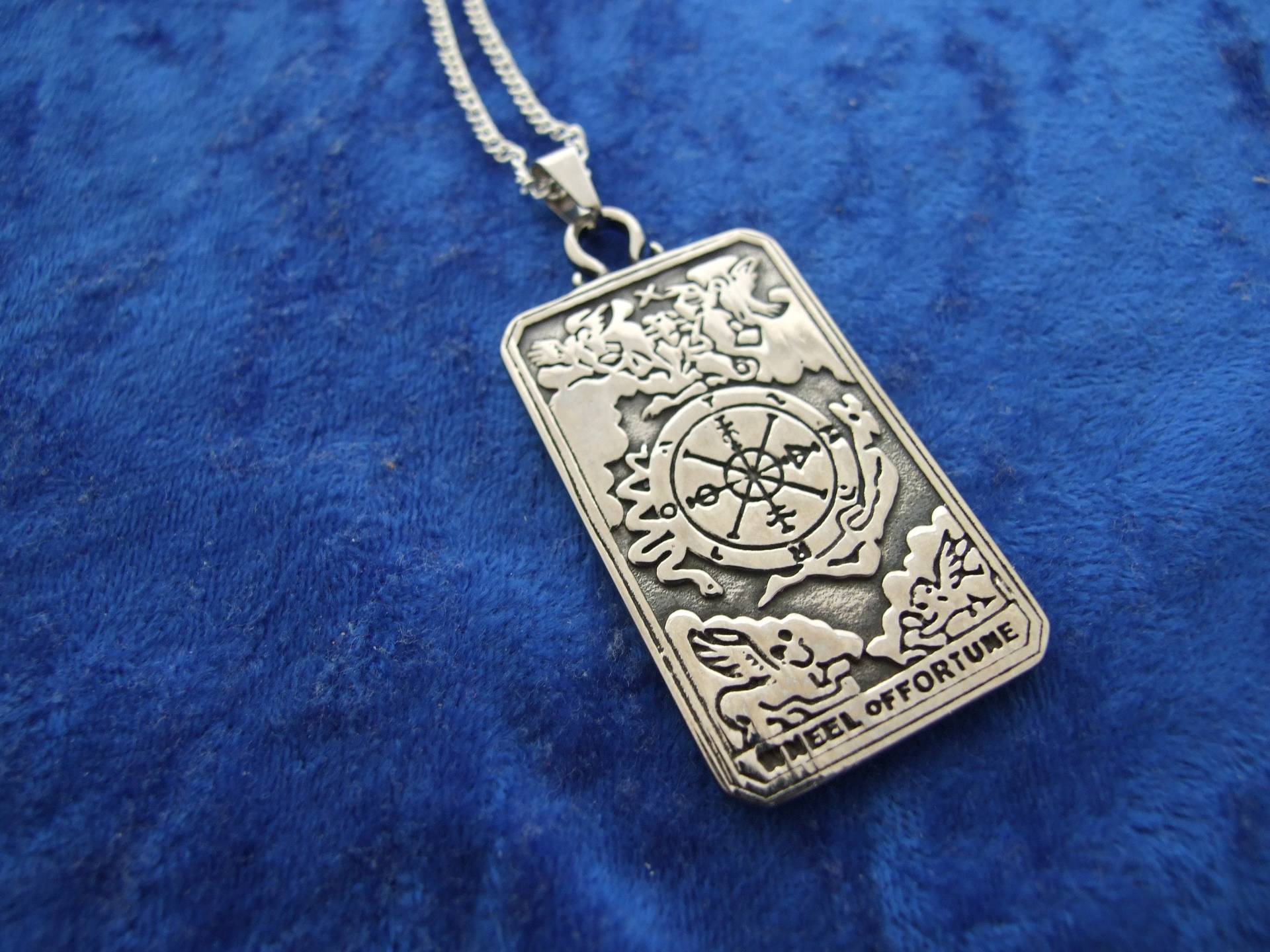 Wheel Of Fortune Tarot Card Charm Anhänger Aus Edelstahl Wheel Of Fortune Tarot Card Charm Anhänger Aus Edelstahl von OldeBritonJewellery