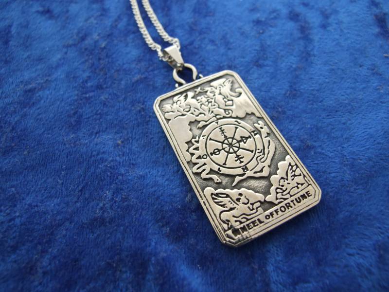 Wheel Of Fortune Tarot Card Charm Anhänger Aus Edelstahl Wheel Of Fortune Tarot Card Charm Anhänger Aus Edelstahl von OldeBritonJewellery