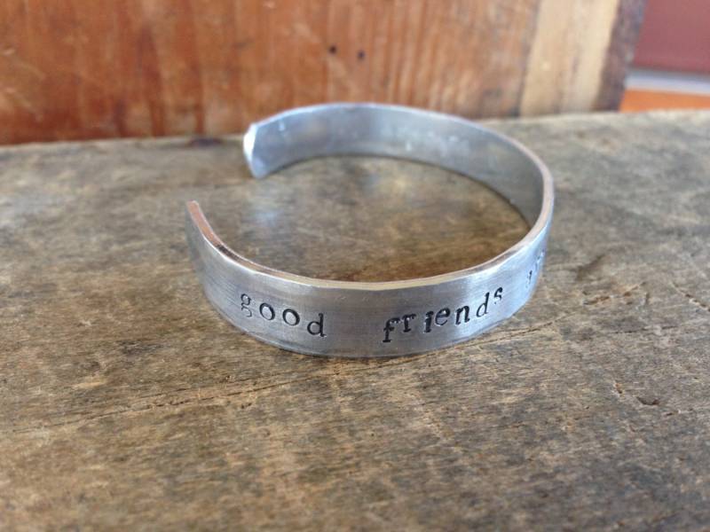 Freundschafts Armband - Gute Freunde Sind Billiger Als Therapie Hypoallergene, Handgestempelte Manschette von OldeDogNewTricks