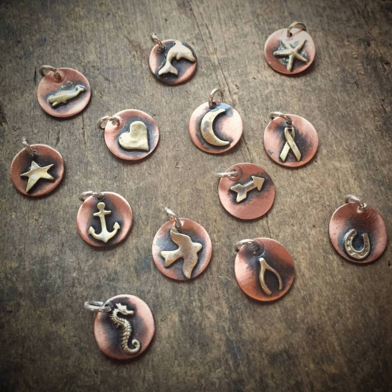 Fügen Sie Einen Charme - Ihre Wahl Der Handgefertigten Form von OldeDogNewTricks